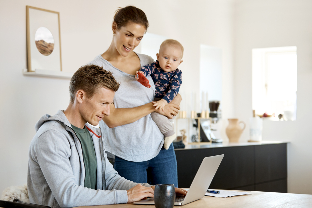 familie står om computer