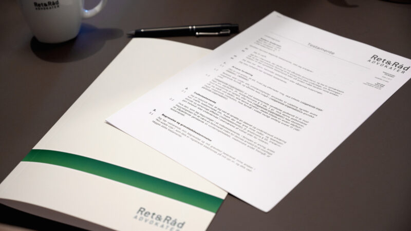 Testamente og dokumentomslag med logo fra Ret&Råd Advokater