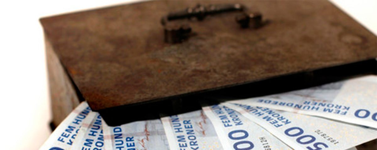 En rusten metalkasse med pengesedler, hvor teksten “FEM HUNDREDE KRONER” er synlig.