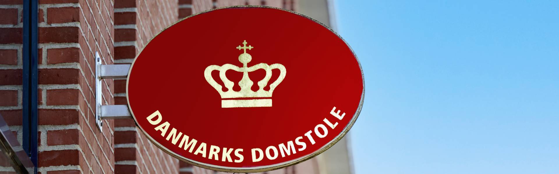 Skilt fra retten med danske domstoles logo