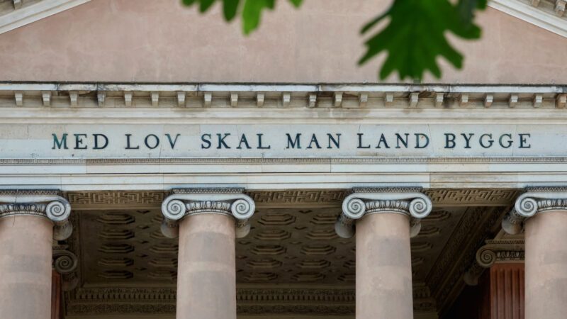 Gavlen på byretten hvor der står &quot;med lov skal land bygges&quot;