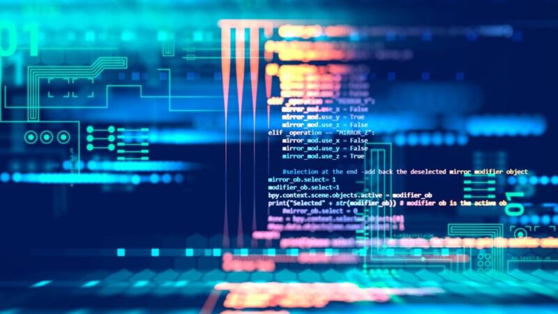 Farverigt digitalt billede med kode og grafik, der viser computerprogrammering med linjer af kode i hvid tekst og abstrakte elektroniske kredsløbsdesign i blå og grønne nuancer.