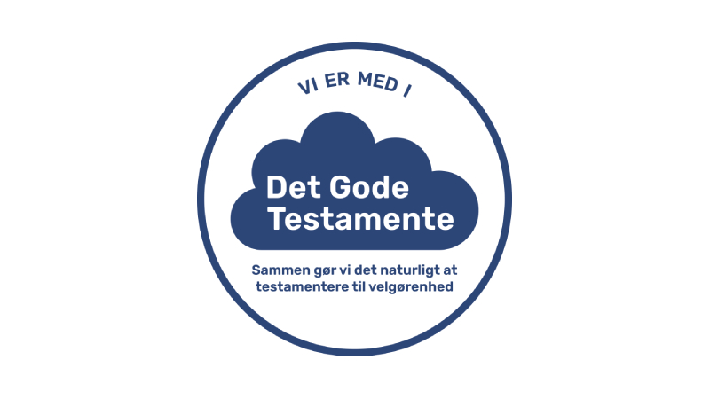 Logo med en blå sky i midten med teksten "Det Gode Testamente" i hvid. Ovenover står "VI ER MED I" og nedenunder står "Sammen gør vi det naturligt at testamentere til velgørenhed" i blå tekst.